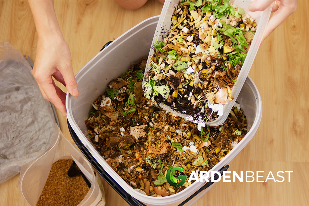 What’s the difference between compost and mulch?
